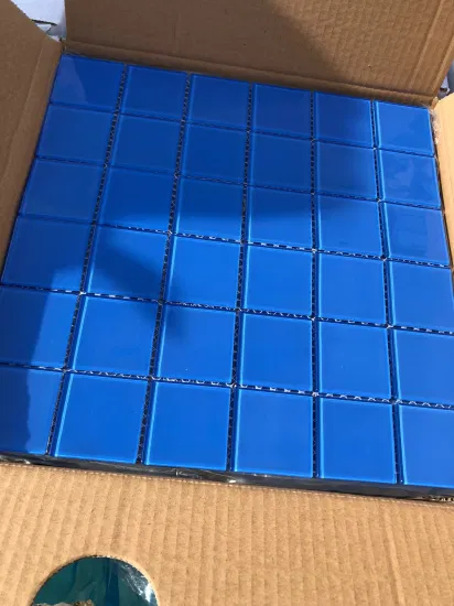 La fabbrica di piscine blu produce piastrelle a mosaico